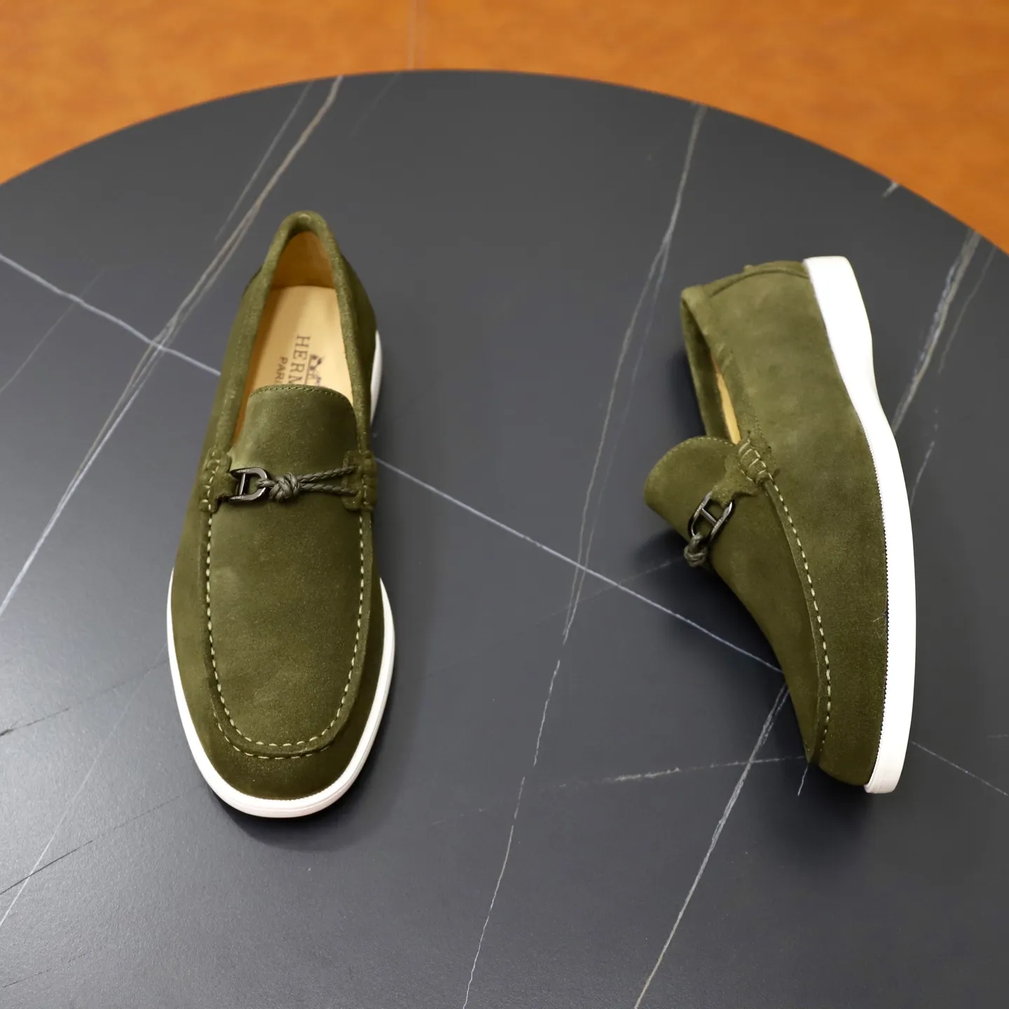 Ex-factory price: 540💰Hermès/Hermès slip-on men's shoes. This shoe is made of imported cow suede leather, with simple and smooth lines, and a 3CM rubber foam ultra-light sole combined with aerodynamic design! Youthful and fashionable, H button decoration, contrasting leather embellishment on the heel, calf lining to gently wrap your feet, with embossed logo cowhide feet, leather rock strips, casual and urban style, highlighting youthful vitality, sports and leisure version, super versatile Size number: 38-39-40-41-42-43-44 Standard leather shoe size (45 can be customized but does not support returns)